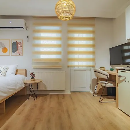 Marcian's Column - Orange And Blue 酒店