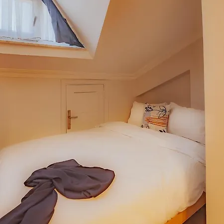 Marcian's Column - Orange And Blue 酒店 *