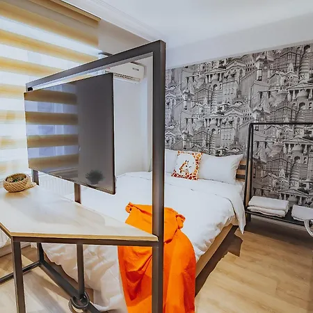 Marcian's Column - Orange And Blue 酒店 *