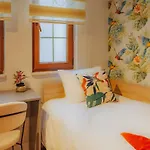 Marcian's Column - Orange And Blue Hotell *