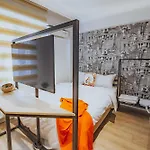 Marcian's Column - Orange And Blue Hotell *